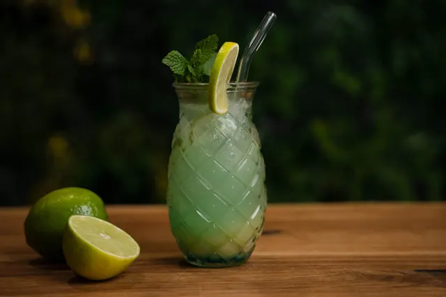 Mocktail mit Limette und Minze